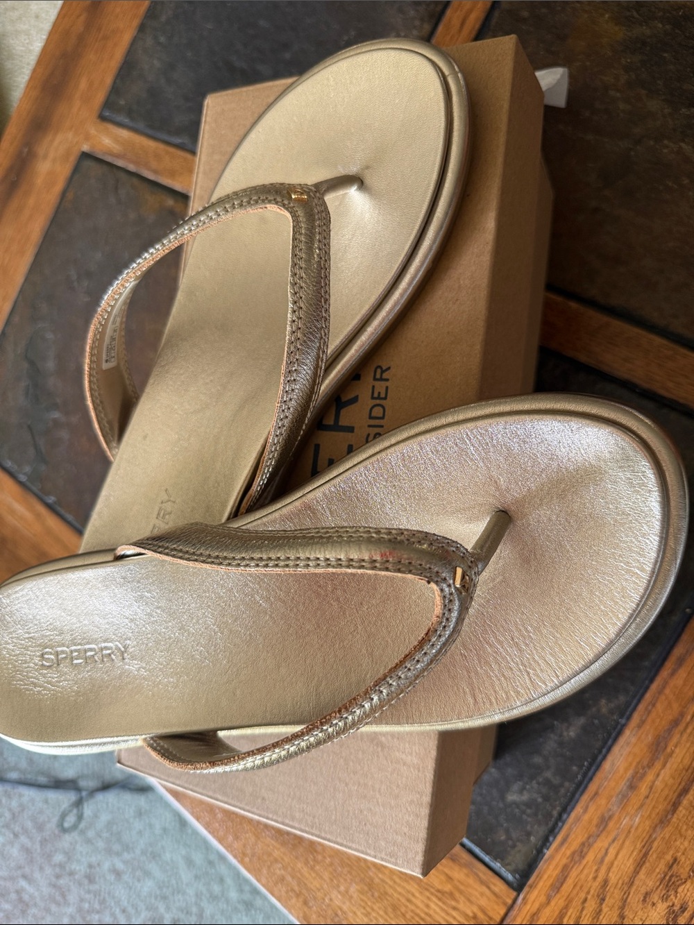 Sperry Isla  Gold Metallic Thong Sandals for Women 8 NIB
